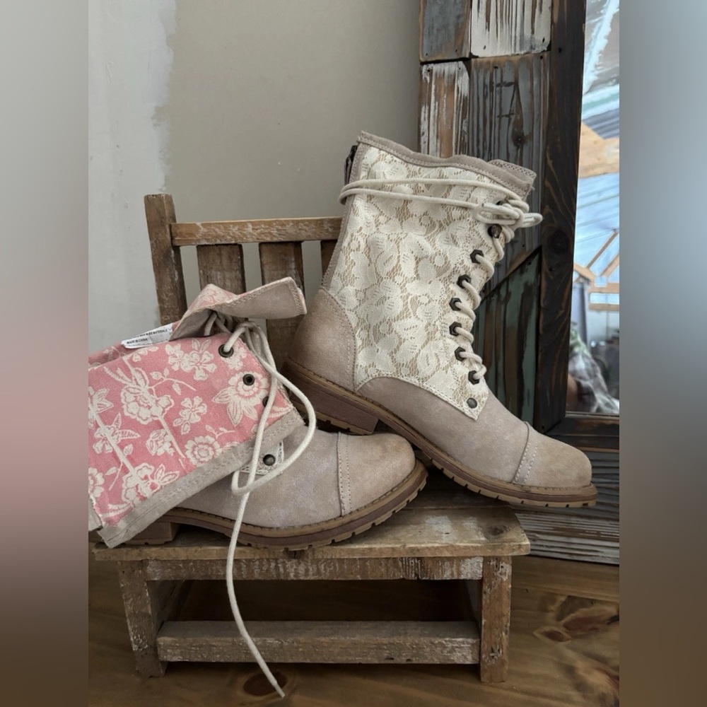 Roxy Surf Co. Leather/Lace Combat Boots Lace Up Sz 8 Worn ONCE!